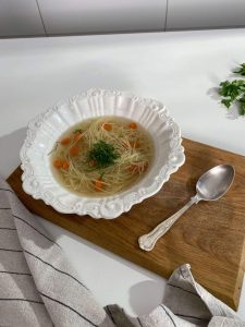 goveja-juha-z-valjanimi-rezanci