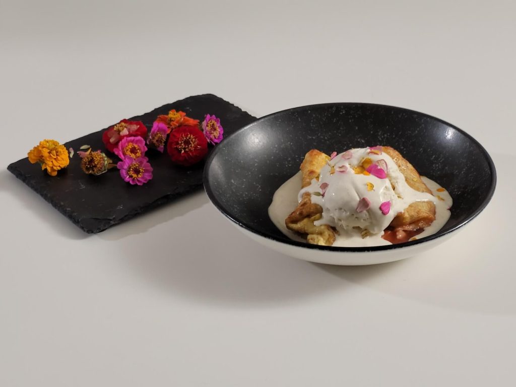 ajdove-palacinke-s-slivami-in-sladoledom
