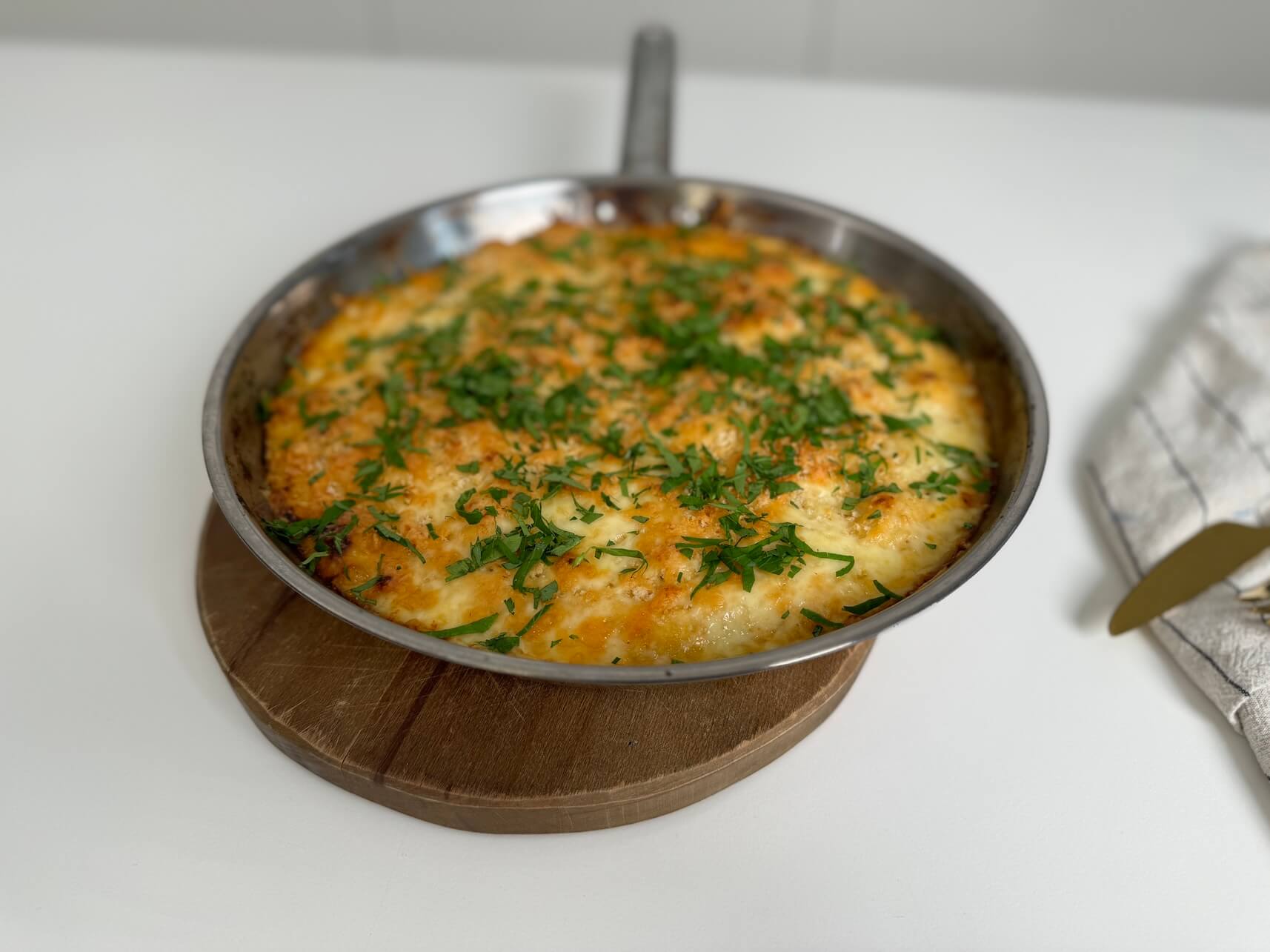 koruzni-svaljki-v-mornay-omaki