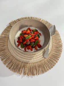 peceni-ajdovi-svaljki-s-skutino-kremo-in-jagodami