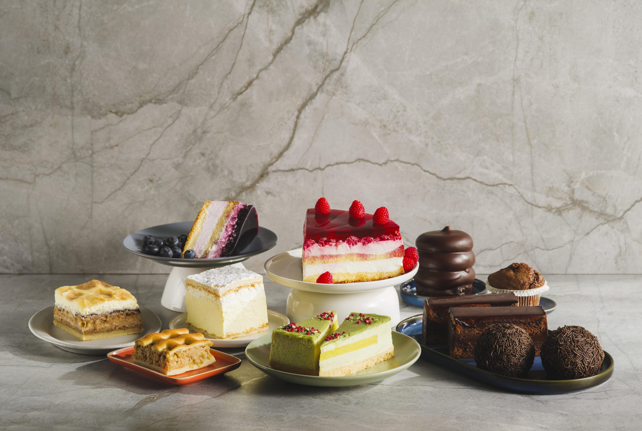 Torte, čokoladni ježki, indijančki, čokoladni muffini, rezine ter druge slaščice.