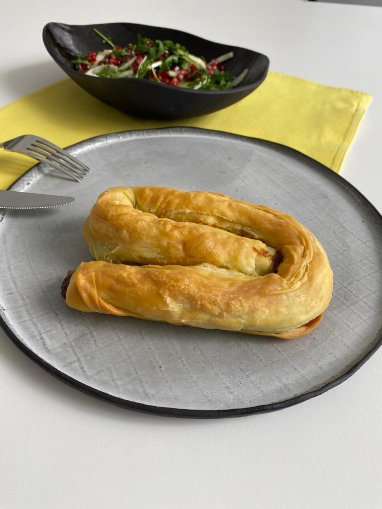 veganski-burek-z-lahko-solato