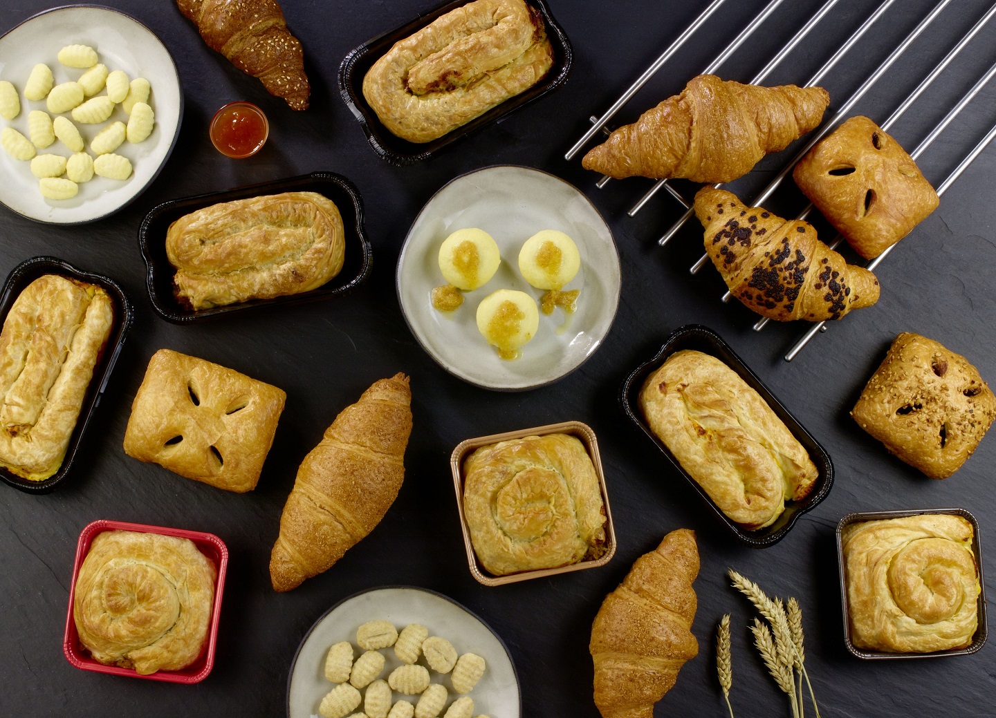 Različni izdelki Pekarne Pečjak - rogljičim navihanci in burek