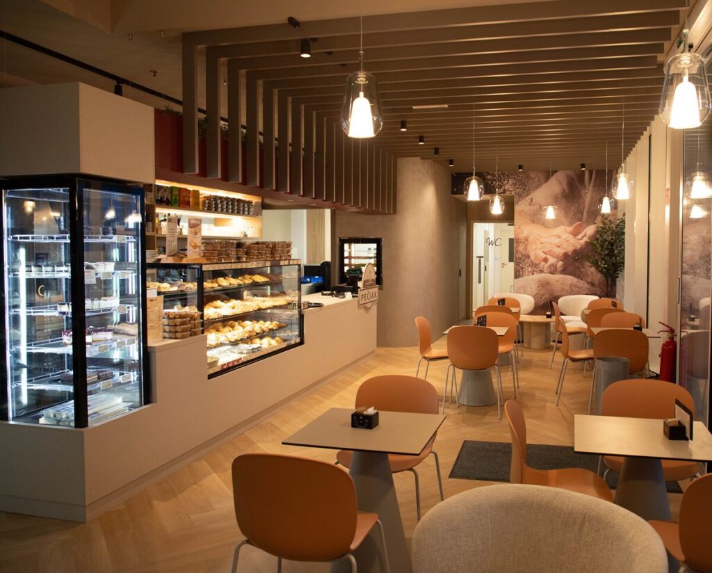 Trgovina in kavarna Kajuhova BTC - notranjost