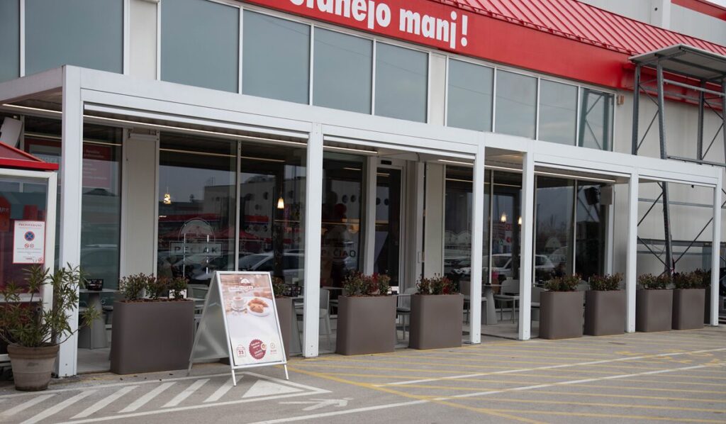 Trgovina in kavarna Kajuhova BTC - zunanjost